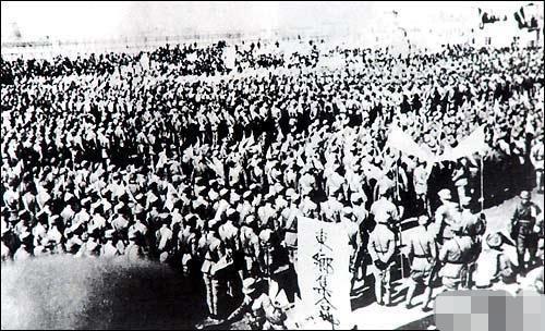 918日本阅兵九一八事变是日本帝国主义侵华的开端，日本为了发动侵略战争，在东北三省进行了一系列的军事演习和阅兵活动。其中，日本在阅兵中展示其强大的军事力量和先进的武器装备，以威慑和恐吓中国军队和人民。这些阅兵活动也是日本试图掩盖其侵略意图、欺骗国际社会的一种手段。因此，九一八事变期间的日本阅兵与日本的侵略扩张野心密切相关。