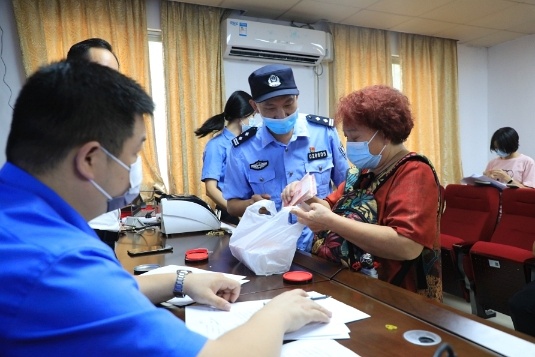 老人帮电诈团伙取钱揭秘老人帮电诈团伙取钱背后的故事，警惕身边的潜在风险