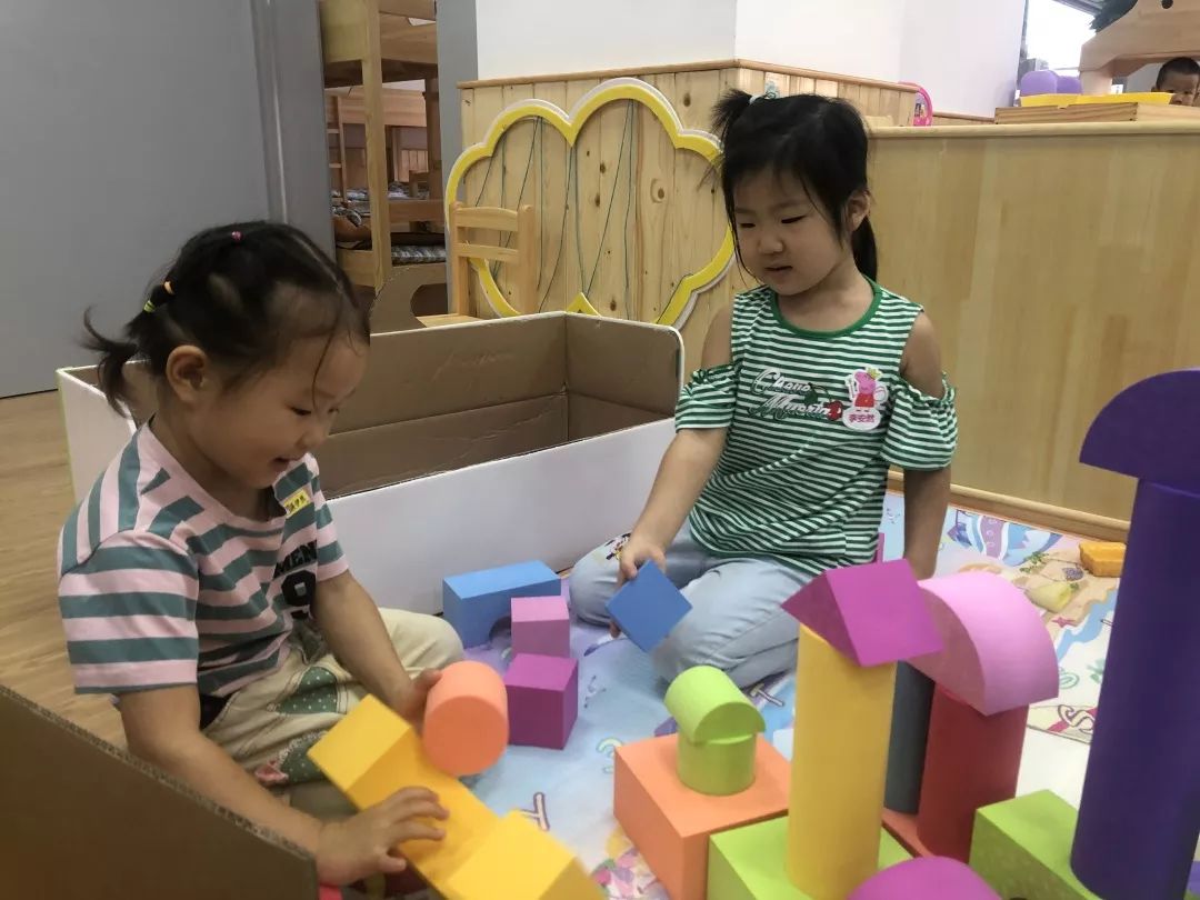 幼儿园开学首日 萌娃与爷爷难舍难分幼儿园开学首日，萌娃与爷爷的深情告别