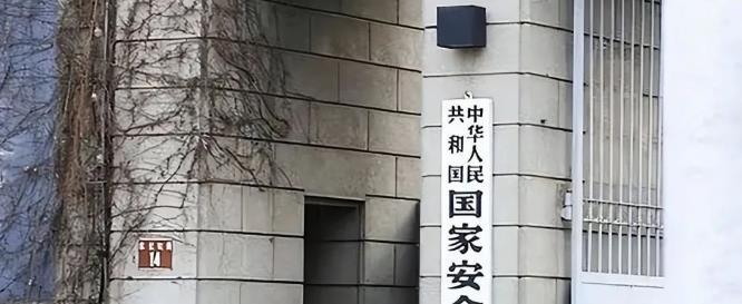 近20人假冒国安封锁公园挖宝藏据报道，有近20人假冒国家安全部门人员，封锁公园并声称挖掘宝藏，这种行为是不合法和极其不负责任的。