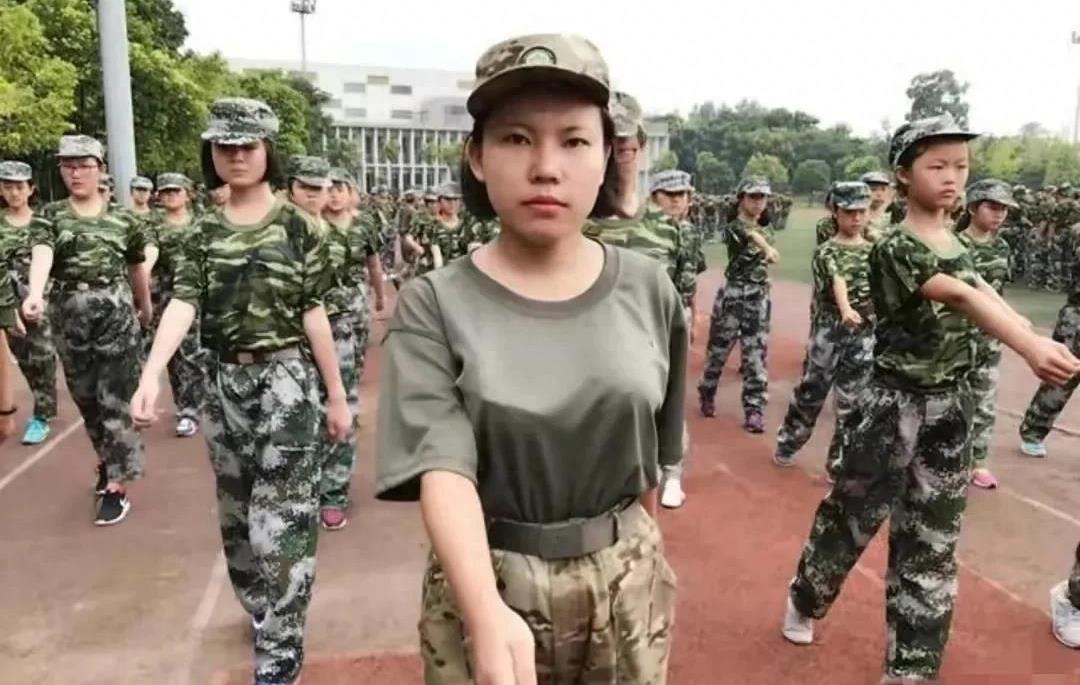 军训服改造服装设计军训服改造服装设计是一个有趣且具有挑战性的任务。以下是一些建议，可以帮助你设计出独特且实用的军训服改造服装